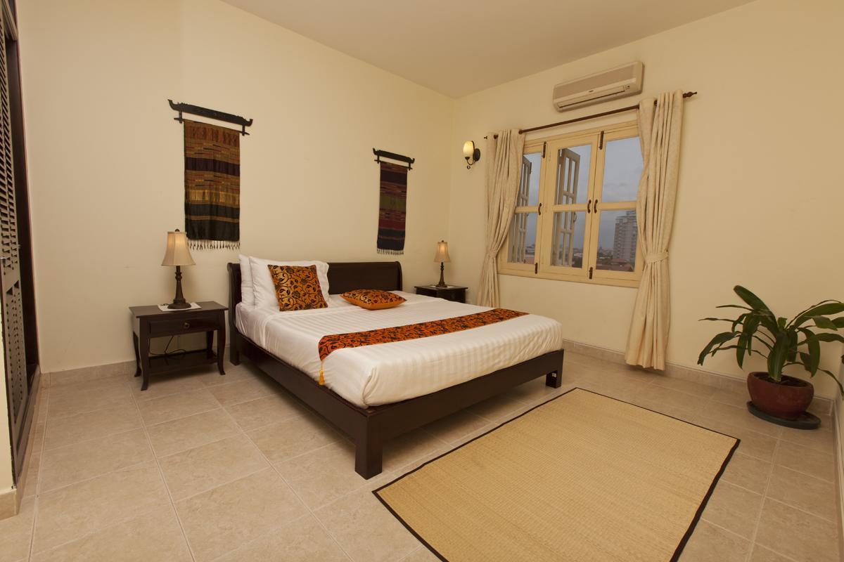 Grand * Phnom Penh