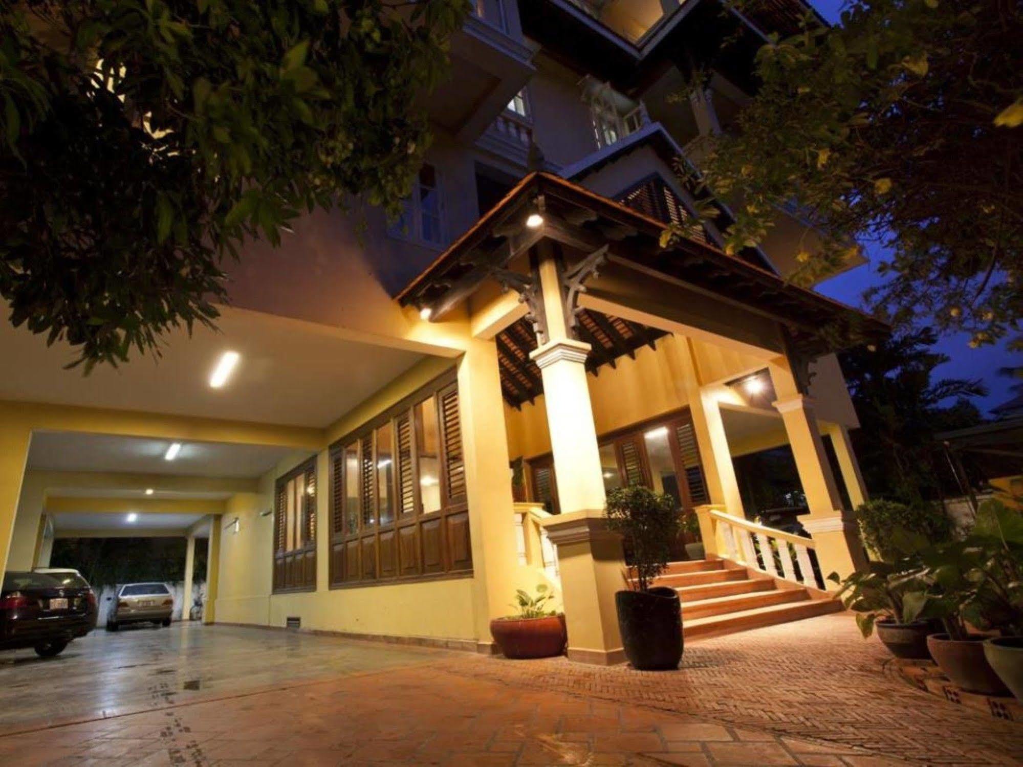Grand * Phnom Penh
