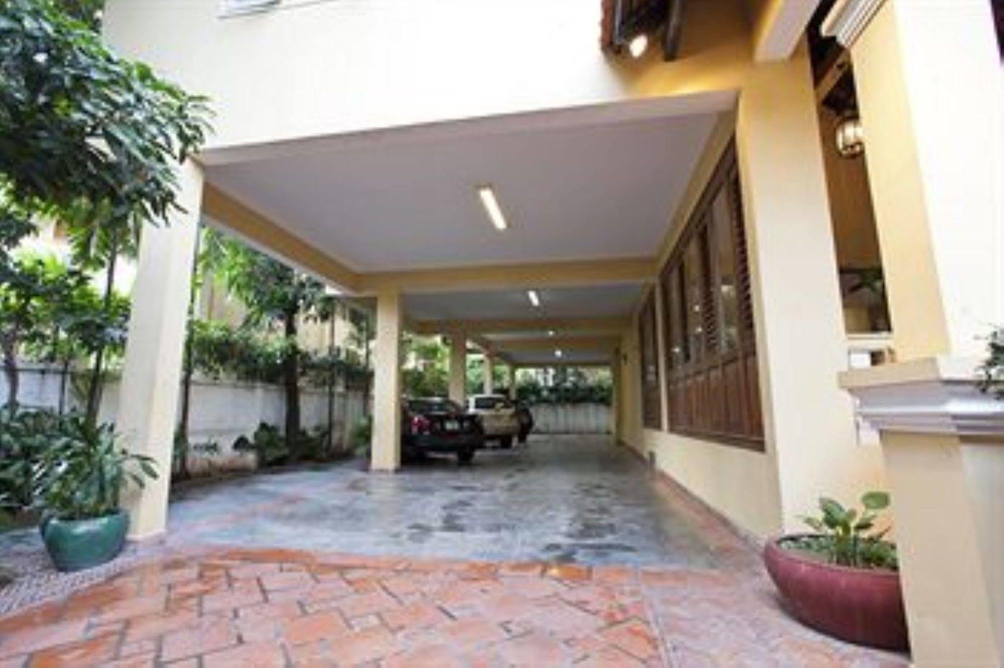 Grand * Phnom Penh